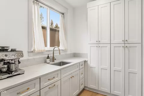Kitchen - 17498 Snow Goose Rd, Bend, OR 97707 photo 2 of 8