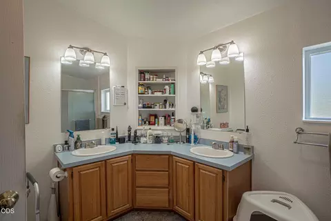 Bath - 5592 Foley Ln, Central Point, OR 97502 photo 2 of 2