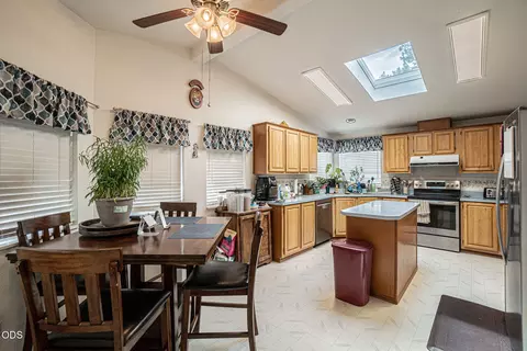 Kitchen - 5592 Foley Ln, Central Point, OR 97502 photo 2 of 3