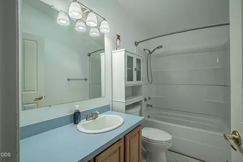 Bath - 5592 Foley Ln, Central Point, OR 97502 photo 1 of 2