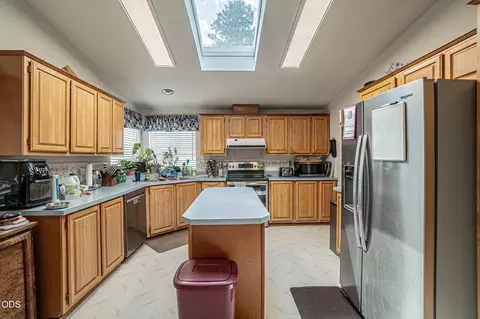 Kitchen - 5592 Foley Ln, Central Point, OR 97502 photo 3 of 3