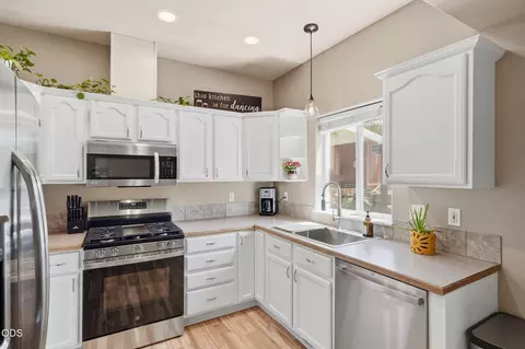 Kitchen - 3353 NE Collier Ct, Bend, OR 97701 photo 1 of 2