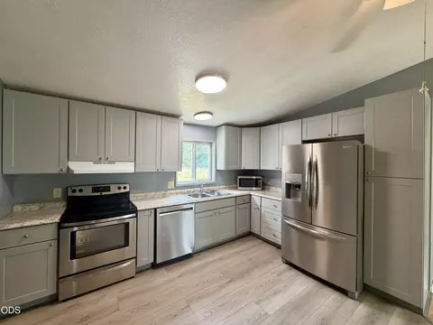 Kitchen - 16364 Twin Dr, La Pine, OR 97739 photo 3 of 3