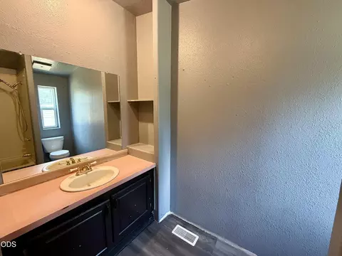 Bath - 16364 Twin Dr, La Pine, OR 97739 photo 3 of 3