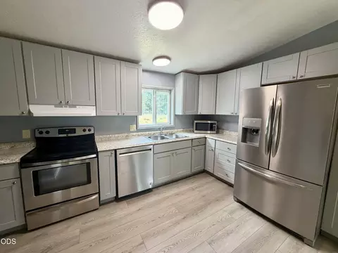Kitchen - 16364 Twin Dr, La Pine, OR 97739 photo 2 of 3