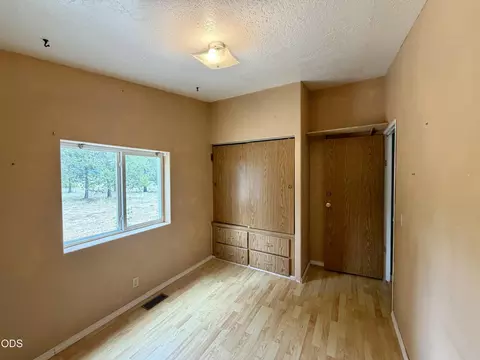 Bedroom - 16364 Twin Dr, La Pine, OR 97739 photo 5 of 5