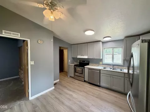 Kitchen - 16364 Twin Dr, La Pine, OR 97739 photo 1 of 3