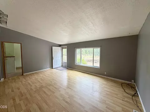 Living - 16364 Twin Dr, La Pine, OR 97739 photo 2 of 2