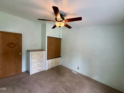 Bedroom - 16364 Twin Dr, La Pine, OR 97739 photo 3 of 5
