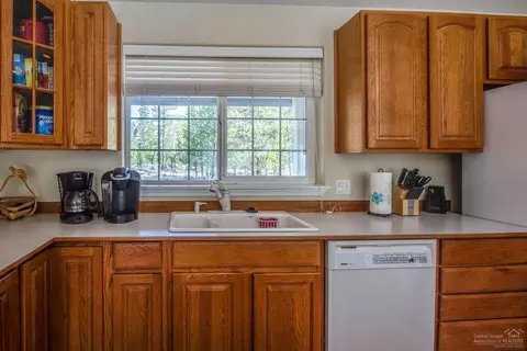 Kitchen - 144927 Ringo Ct, La Pine, OR 97739 photo 3 of 3