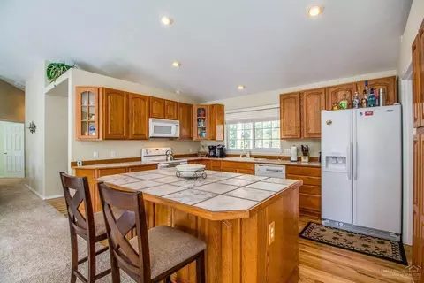 Kitchen - 144927 Ringo Ct, La Pine, OR 97739 photo 2 of 3