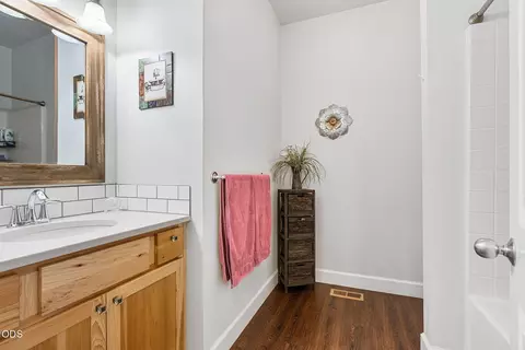 Bath - 147853 Mabel Dr, La Pine, OR 97739 photo 3 of 3