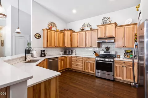 Kitchen - 147853 Mabel Dr, La Pine, OR 97739 photo 2 of 2