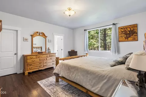 Bedroom - 147853 Mabel Dr, La Pine, OR 97739 photo 1 of 4