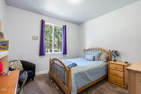 Bedroom - 147853 Mabel Dr, La Pine, OR 97739 photo 3 of 4
