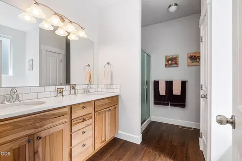 Bath - 147853 Mabel Dr, La Pine, OR 97739 photo 1 of 3