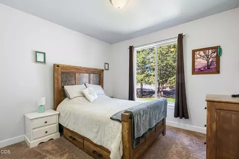 Bedroom - 147853 Mabel Dr, La Pine, OR 97739 photo 4 of 4