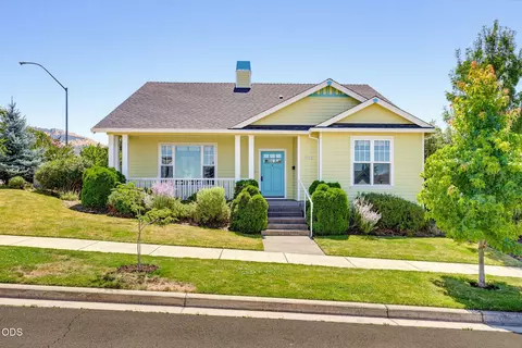 3832 Sherwood Park Dr, Medford, OR 97504
