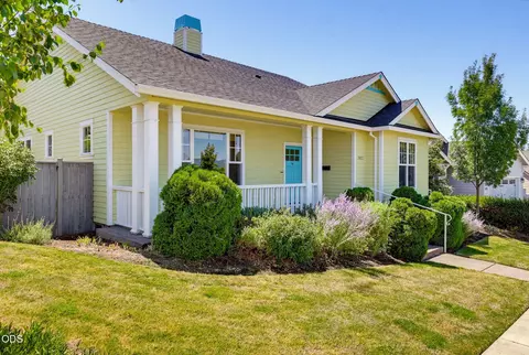 3832 Sherwood Park Dr, Medford, OR 97504