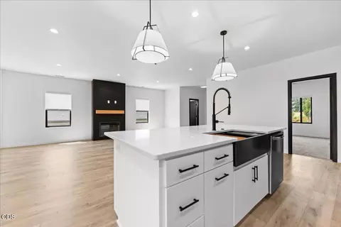 Kitchen - 350 Arrowhead Trl, Eagle Point, OR 97524 photo 3 of 4