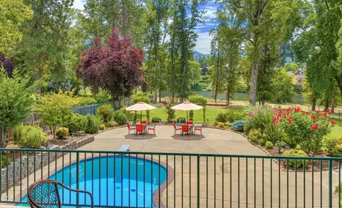 1099 SE Oriole St, Grants Pass, OR 97526