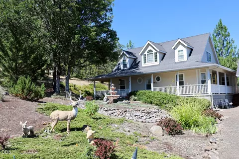 412 Country Ct, Shady Cove, OR 97539