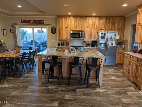 13210 Table Rock Rd, Central Point, OR 97502 photo 2