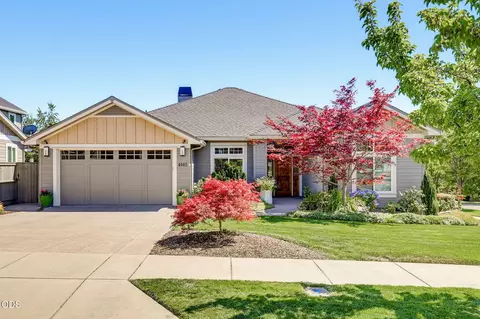 4002 Crystal Springs Dr, Medford, OR 97504