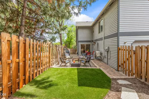 Exterior - 902 NW Ogden Ave, Bend, OR 97703 photo 5 of 8