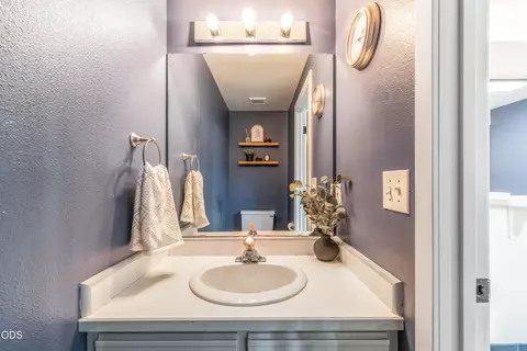 Bath - 902 NW Ogden Ave, Bend, OR 97703 photo 3 of 3