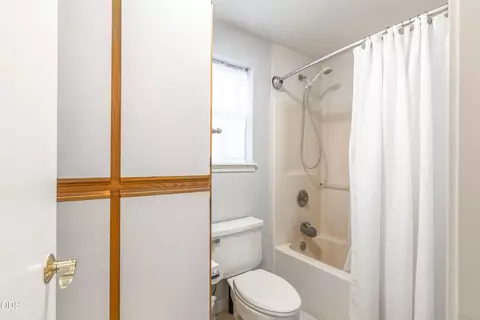 Bath - 902 NW Ogden Ave, Bend, OR 97703 photo 2 of 3