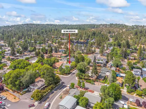 View/Area - 902 NW Ogden Ave, Bend, OR 97703 photo 3 of 4