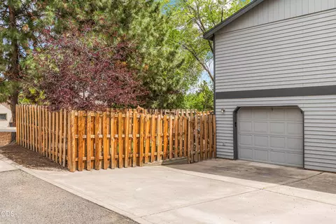 Exterior - 902 NW Ogden Ave, Bend, OR 97703 photo 6 of 8