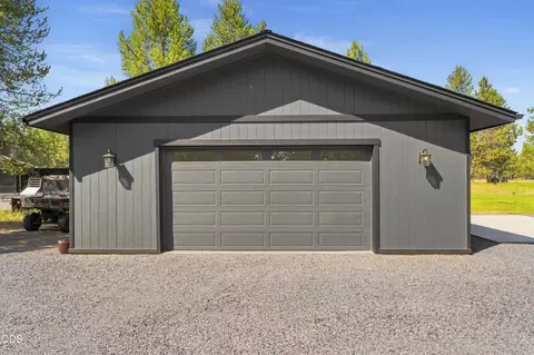 Exterior - 53855 Pine Grove Rd, La Pine, OR 97739 photo 6 of 12