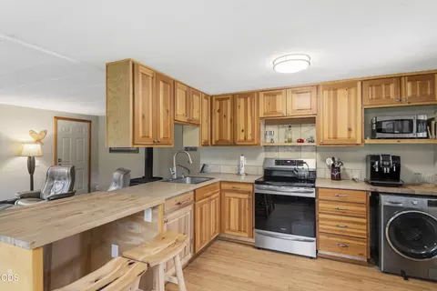 Kitchen - 53855 Pine Grove Rd, La Pine, OR 97739 photo 2 of 4