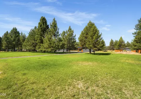 Exterior - 53855 Pine Grove Rd, La Pine, OR 97739 photo 11 of 12