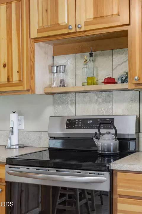 Kitchen - 53855 Pine Grove Rd, La Pine, OR 97739 photo 4 of 4