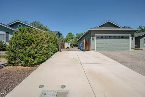 Exterior - 481 Westminster Dr, Eagle Point, OR 97524 photo 2 of 11