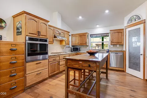 Kitchen - 3350 NE Stonebrook Loop, Bend, OR 97701 photo 2 of 4