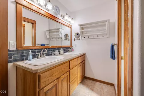Bath - 3350 NE Stonebrook Loop, Bend, OR 97701 photo 1 of 4