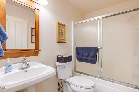 Bath - 3350 NE Stonebrook Loop, Bend, OR 97701 photo 3 of 4