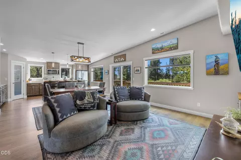 Living - 16732 Contorta Pl, La Pine, OR 97739 photo 3 of 10