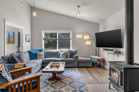 Living - 16732 Contorta Pl, La Pine, OR 97739 photo 5 of 10