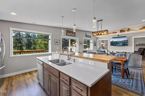 Kitchen - 16732 Contorta Pl, La Pine, OR 97739 photo 4 of 6