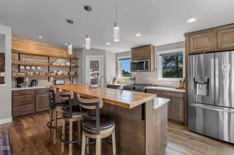 Kitchen - 16732 Contorta Pl, La Pine, OR 97739 photo 2 of 6