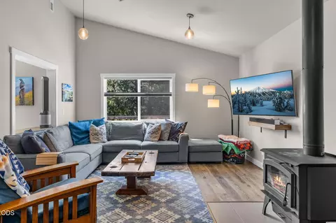 Living - 16732 Contorta Pl, La Pine, OR 97739 photo 6 of 10