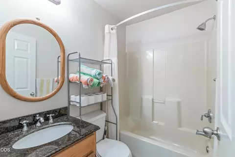 Bath - 16018 Park Dr, La Pine, OR 97739 photo 2 of 2