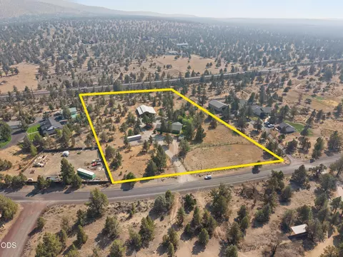 10898 NW Kingwood Dr, Redmond, OR 97756