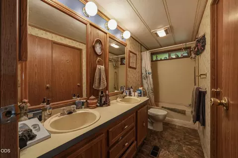 Bath - 53315 Bridge Dr, La Pine, OR 97739 photo 4 of 4