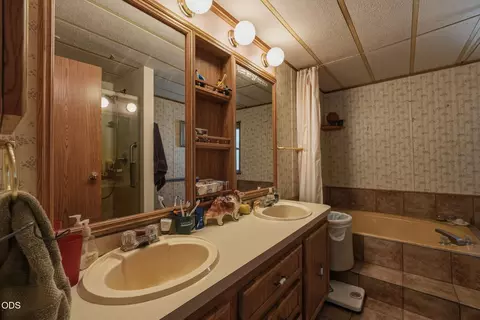 Bath - 53315 Bridge Dr, La Pine, OR 97739 photo 1 of 4